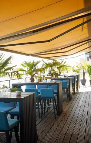 Geburtstagsfeier auf der Terrasse am kai Hamburg – Stehtische mit Kerzen und Hafenblick