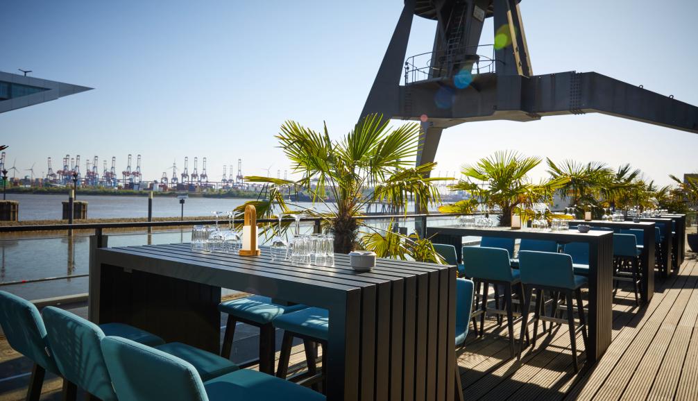 Geburtstagsparty auf der Terrasse am kai Hamburg – Lounge-Ecke mit Palmen und Blick auf den Hafen