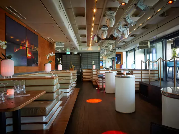 Innenraum des am kai Club – moderner Raum mit eleganter Einrichtung und stilvollem Ambiente