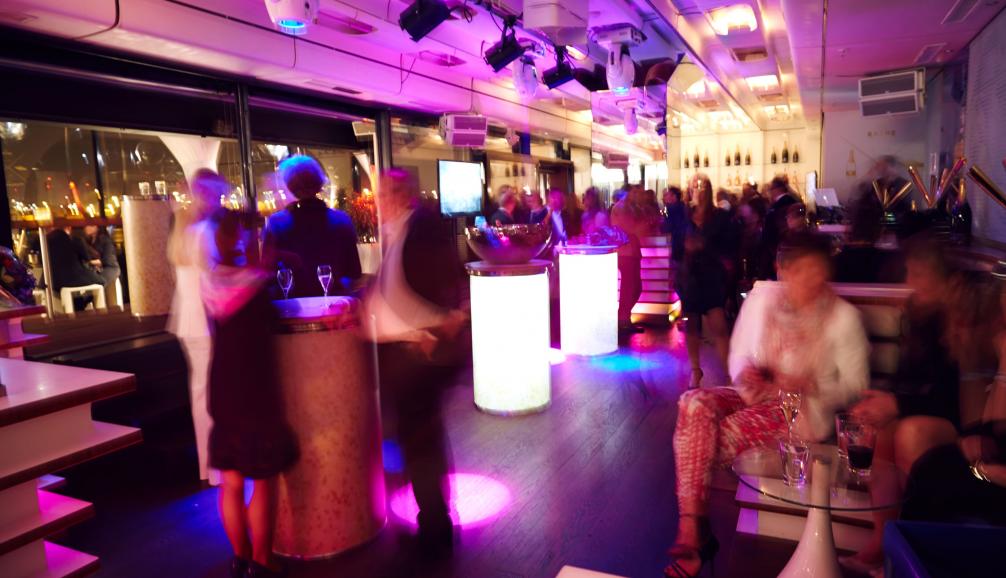 Geburtstagsfeier im am kai Hamburg – Bar und Tanzfläche mit stimmungsvoller Beleuchtung