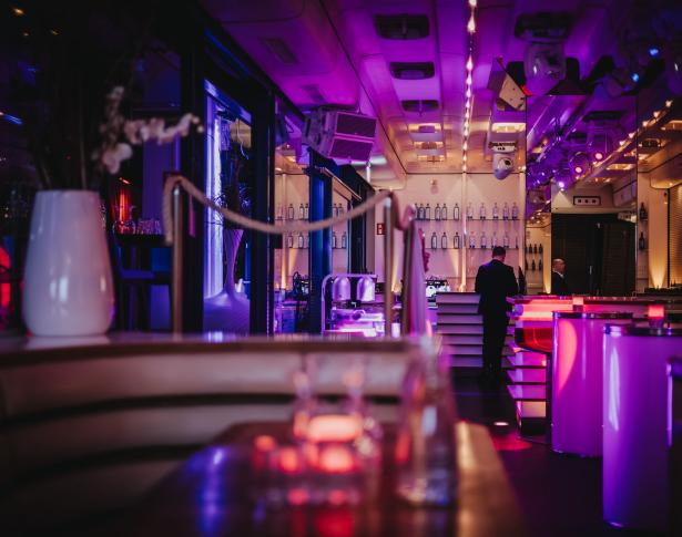Eventraum am kai Club im am kai Hamburg – Tanzfläche und Lounge-Bereich mit lila Beleuchtung