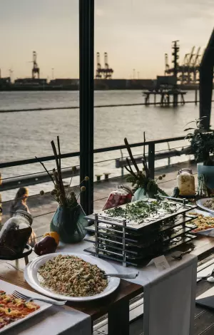 Buffet und Snacks mit Blick auf den Hamburger Hafen – Weihnachtsfeier im am kai