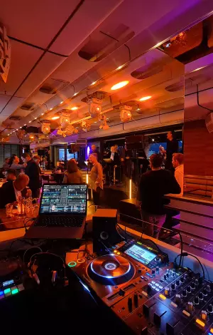 Geburtstagsparty im am kai Hamburg – Barbereich mit DJ und stimmungsvoller Beleuchtung