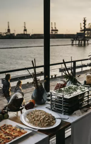 Eventcatering und Drinks in der gesamten Location am kai Hamburg
