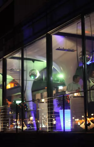 Innenraum der gesamten Location am kai Hamburg – elegante Tische und stilvolle Atmosphäre