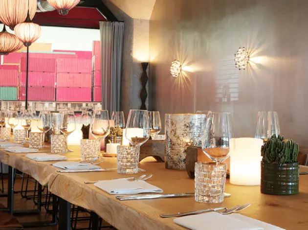 Festlich gedeckter Tisch in der Glory Lounge mit roten Sesseln und eleganter Dekoration
