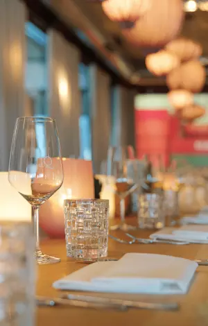 Detailaufnahme des gedeckten Tisches in der Glory Lounge im am kai Hamburg