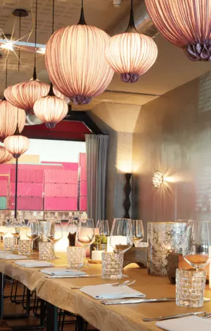 Glory Lounge – Raum mit warmem Licht, eleganter Tischdeko und Kerzen im am kai Hamburg