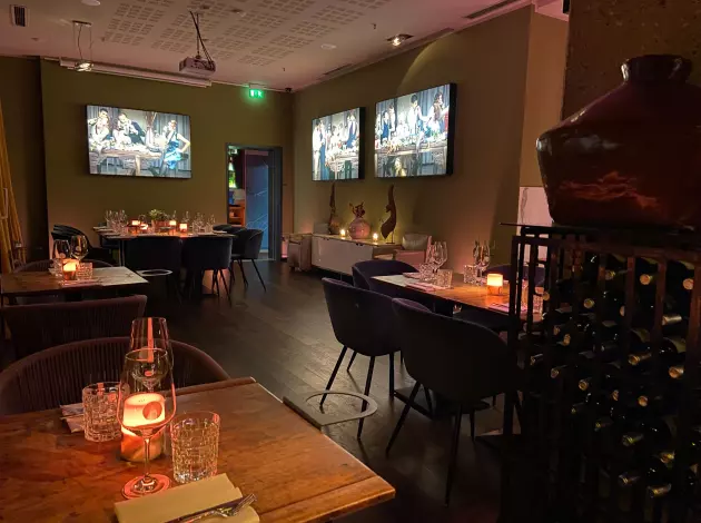 Festlich gedeckter Tisch im Wintergarten des Séparée – elegante Gläser und Dekoration mit Hafenblick