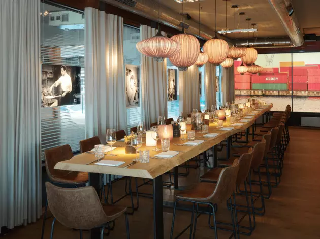 Glory Lounge im am kai Hamburg – gedeckter langer Tisch mit Kerzen und Lampen in eleganter Umgebung