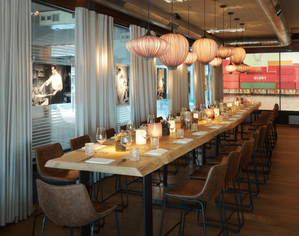 Intime Glory Lounge im am kai Hamburg – festlich gedeckter Tisch mit Kerzen, Gläsern und modernen Lampen