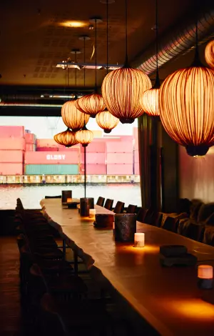 Eventlocation Glory Lounge – festliche Tafel mit roten Stühlen und stimmungsvoller Beleuchtung