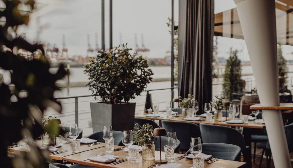 Hochzeit im am kai Hamburg – elegante Tafel im Restaurant mit Panoramafenstern und Hafenblick
