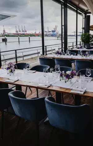 Hochzeit auf der Terrasse am kai Hamburg – festliche Tafeln mit Blick auf Hafen und Elbe