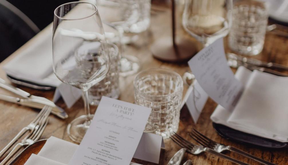 Festlich gedeckter Hochzeitstisch im am kai Hamburg mit Gläsern, Menükarten und eleganter Tischdekoration