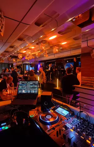 Party in der gesamten Location am kai Hamburg – Tanzfläche mit Beleuchtung und Gästen