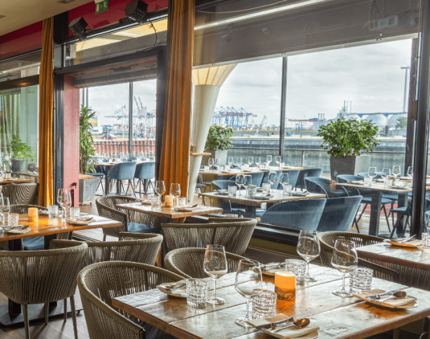Séparée mit Wintergarten im am kai Hamburg – gedeckte Tische mit Glasfront und Panoramablick auf den Hafen