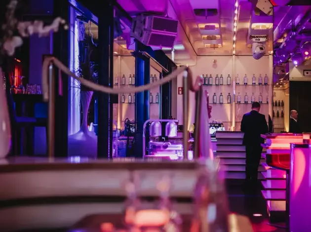 Bar- und Loungebereich im am kai Club – stimmungsvolle Beleuchtung für Weihnachtsfeiern