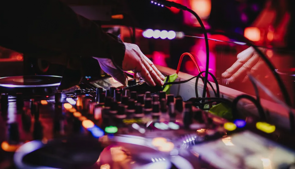 DJ an den Turntables – Partyatmosphäre bei der Weihnachtsfeier im am kai Hamburg