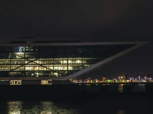 Dockland-Gebäude am Wasser bei Nacht – Location der Weihnachtsfeier am kai Hamburg